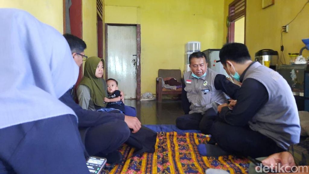 Tim medis saat melakukan pemeriksaan ke rumah balita yang diduga keracunan MBG.